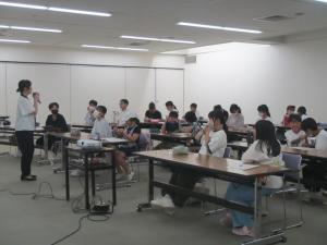 聴診器で心臓の音を聞いています