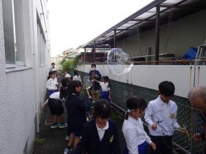 シャボン玉で遊んでる①