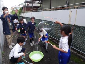 シャボン玉で遊んでいる③