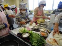 子供が野菜を切っている