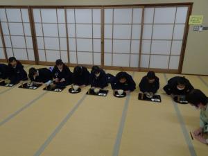 お辞儀をしている