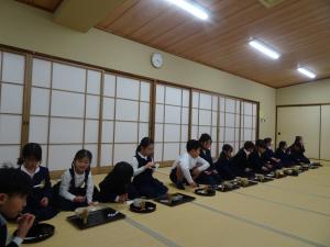 お菓子を食べる