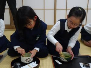 お茶をたてる女子