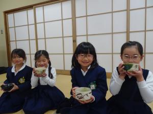 お茶を飲む
