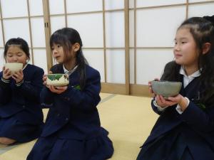 お茶を飲んでいる