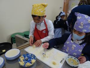 餃子の皮で包む
