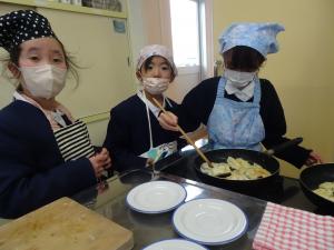 女の子が焼く