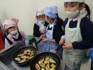 バナナパイを焼いているところ