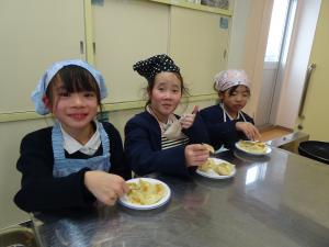 女の子がバナナパイを食べる