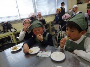 2班が食べる