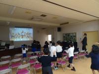 見本を見ながら踊る