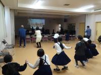 踊る