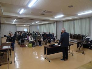 会長の挨拶を聞く