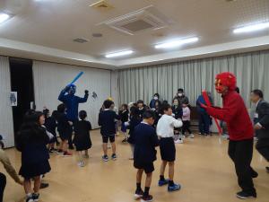 鬼が逃げる