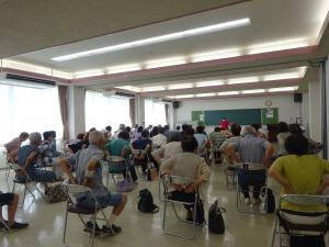 腰に手を当てる