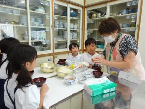 説明を聞いている