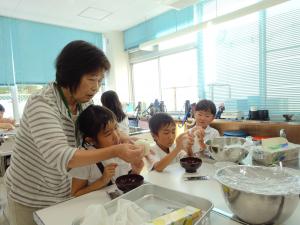 おにぎりを作る3班