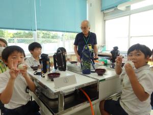 おにぎり食べる