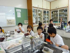 おにぎり食べる4班