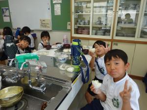 おにぎり食べる2班