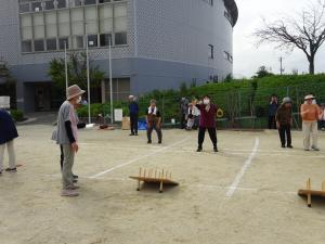 輪投げをしている