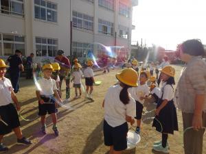 長いシャボン玉ができる