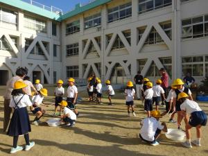 みんなでシャボン玉をしている