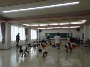 蜘蛛歩きする子供