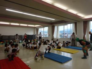 手を使わず前回り