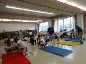 手を使わず前回り2枚目