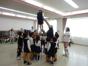 レスラーに持ち上げられる