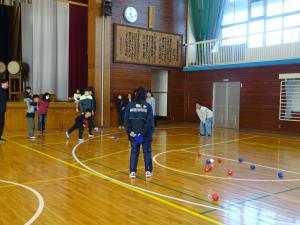 ボッチャをしている