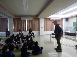 話を聞いている児童