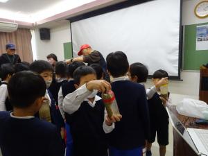 子どもたちも実験