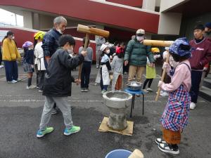 いきボラ餅つき