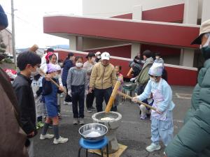 力強く餅つき