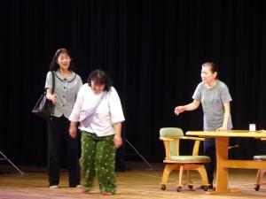 お芝居している