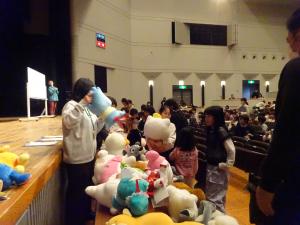 悩んで景品を選ぶ