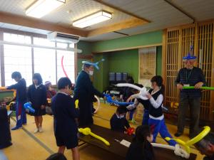 剣をつくる児童