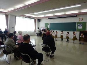 鈴やタンバリン使って演奏