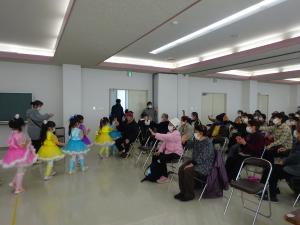 ハイタッチで退場