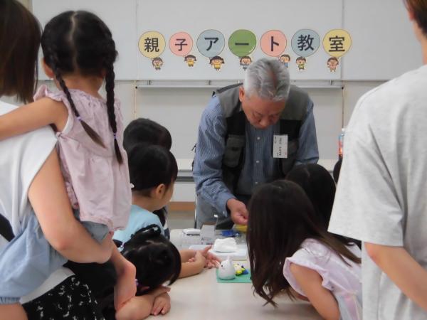 講師が作り方を教えるようす