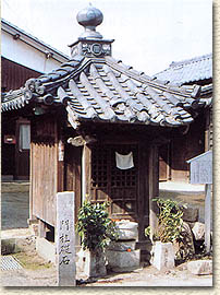 矢野地蔵と筒井門の礎石の画像