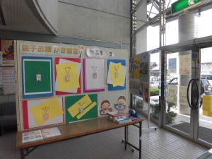 出来上がった作品は1階ロビーにて展示しております。