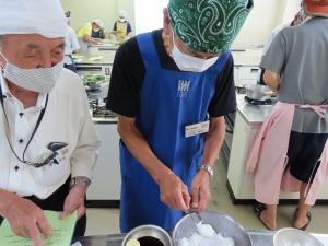 軽量スプーンで測ります。