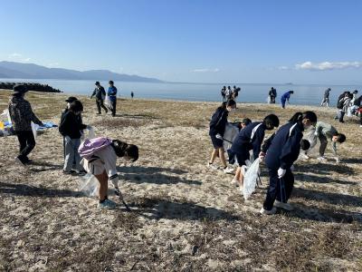 砂浜観察しながらゴミ回収