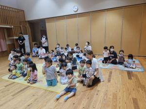 小さい組の子どもたちも参加